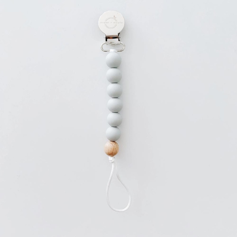 Sugar + Maple Pacifier + Teether Clip – Silicone with 1 Beechwood Bead – Grey
