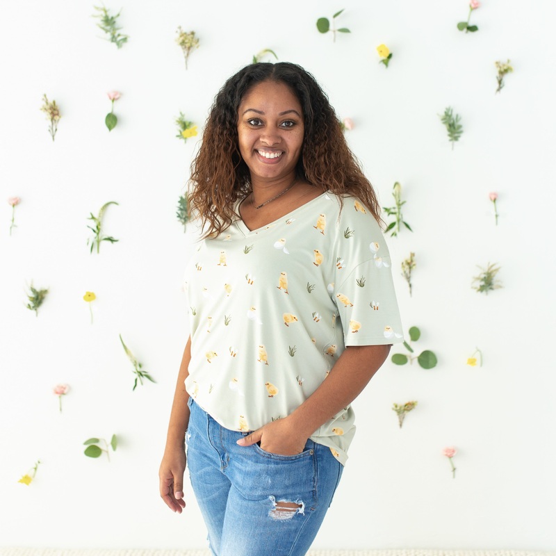 Womens Relaxed Fit V-Neck in Aloe Chick